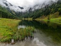 Blick vom Nordufer des Steirischen Bodensee zum wolkenverhangenen Talschluß